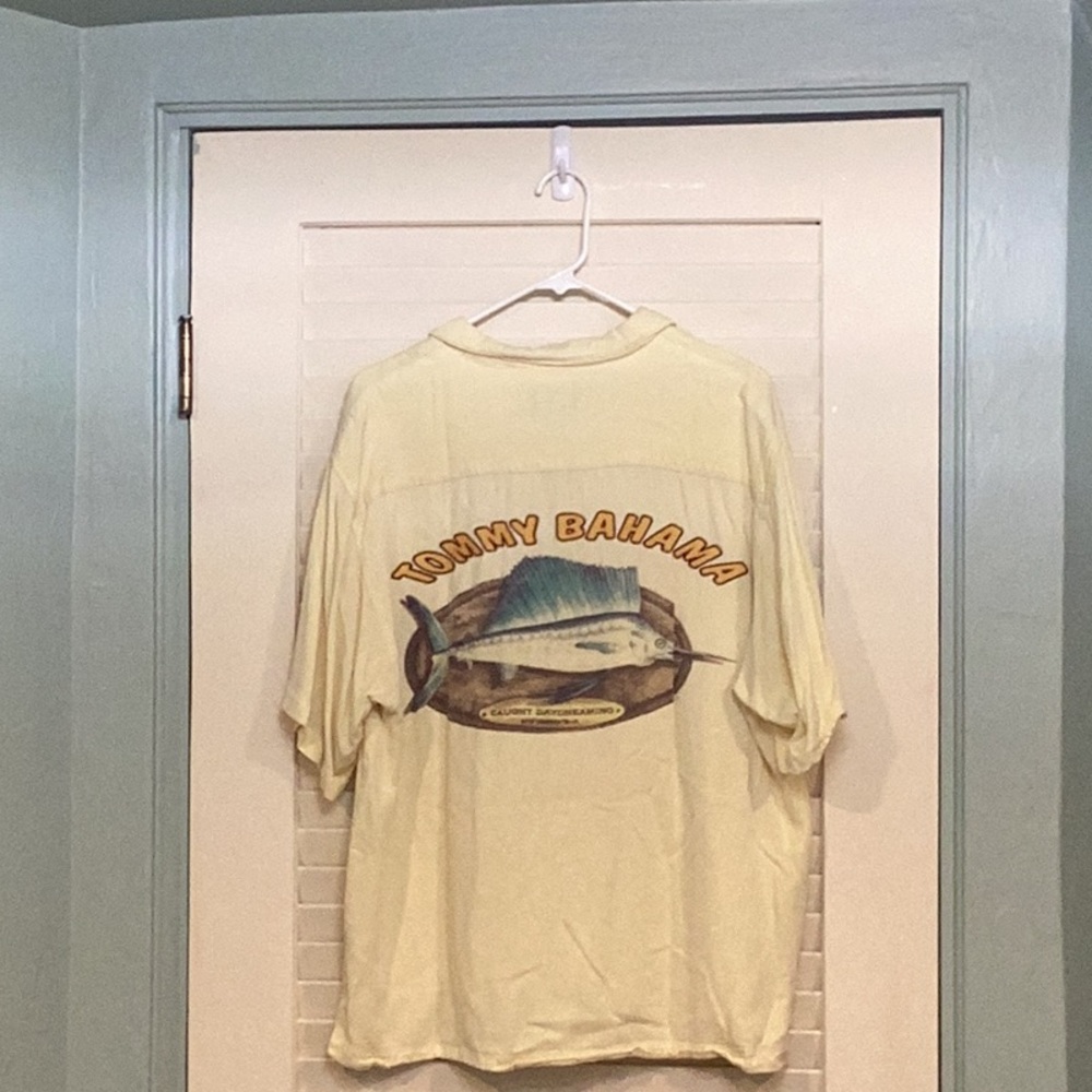 Vintage 90’s/Y2K. Tommy Bahama graphic, Short Sleeve Button-Up Shirt SZ.. M.